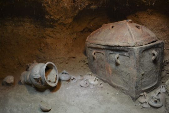 Ασύλητος λαξευτός τάφος με σκελετό ενήλικα