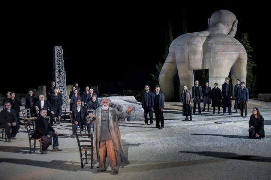 Αρχαίο δράμα σε οπερατικό σκηνικό