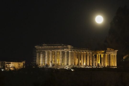 Κοσμοσυρροή για το πιο όμορφο φεγγάρι