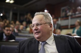 «Πνεύμα αντίστασης, όχι δουλικότητα»