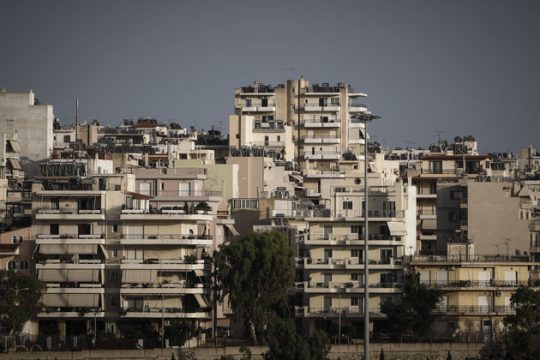 Μαζική πώληση ακινήτων, αλλά και υψηλή φορολογία στην Ελλάδα «βλέπει» ο ξένος Τύπος