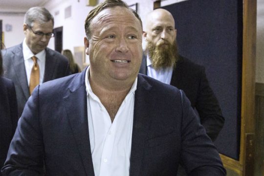 «Μπλόκο» από social media στον ακροδεξιό Άλεξ Τζόουνς