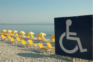 Προσβάσιμες παραλίες σε 18 δήμους για άτομα με κινητικά προβλήματα