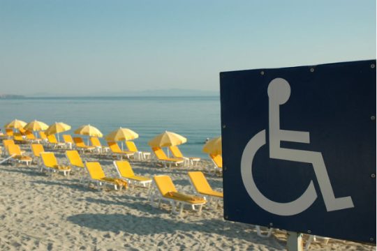 Προσβάσιμες παραλίες σε 18 δήμους για άτομα με κινητικά προβλήματα