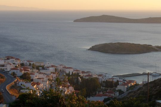 Προσάραξη του «Andros Jet» στο λιμάνι της Άνδρου