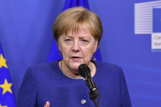 Η Μέρκελ βλέπει πρόοδο στις συνομιλίες με Αθήνα για το προσφυγικό