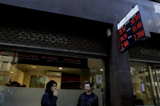 Στο 60% το βασικό επιτόκιο, ενώ καταρρέει το αργεντίνικο πέσο