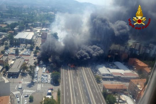 Έκρηξη βυτιοφόρου με υγραέριο έπειτα από σύγκρουση με φορτηγά [VIDEO]