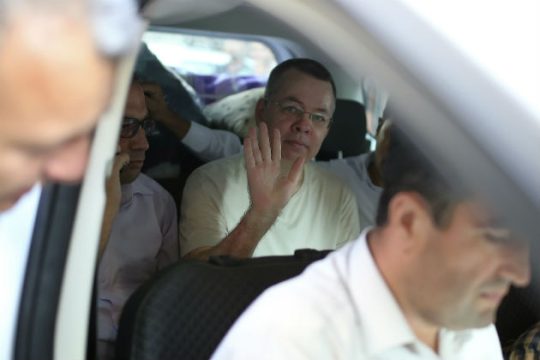 Παραμένει σε κατ’ οίκον κράτηση ο Αμερικανός πάστορας