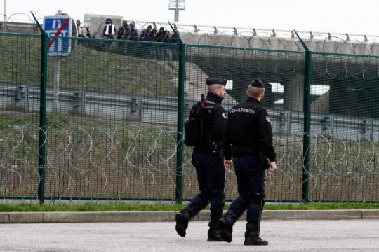 Τώρα δέρνουν και τους αλληλέγγυους στο Καλαί