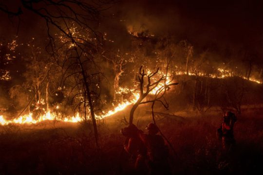 Αγωνιώδης μάχη με τις φλόγες για 14.000 πυροσβέστες στην Καλιφόρνια