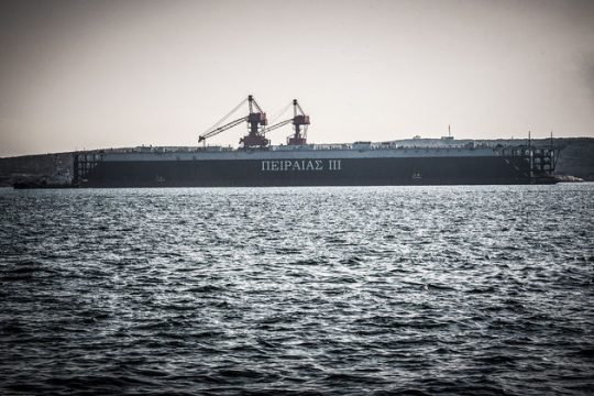 Διακόπηκε προσωρινά η λειτουργία της πλωτής δεξαμενής της Cosco