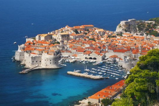 Περιορίζουν τους τουρίστες για να σώσουν την πόλη τους