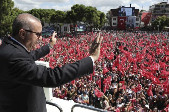 «Οικονομικό πόλεμο από ξένα συμφέροντα» «βλέπει» ο Ερντογάν