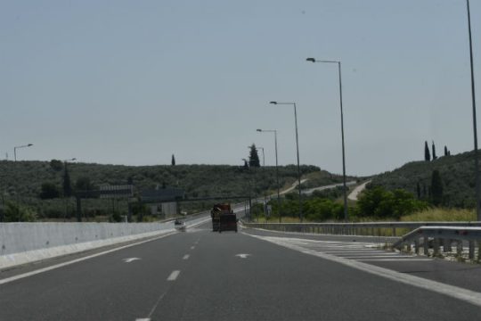Τροχαίο με τουριστικό λεωφορείο έξω από τη Χαλάστρα