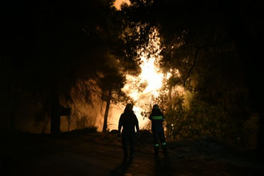 Ολονύχτια μάχη με τις φλόγες