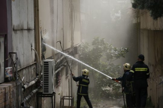 Έσβησε η πυρκαγιά σε εργοστάσιο μπαταριών της Κομοτηνής