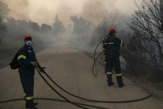 Σε ύφεση η φωτιά στις Ροβιές