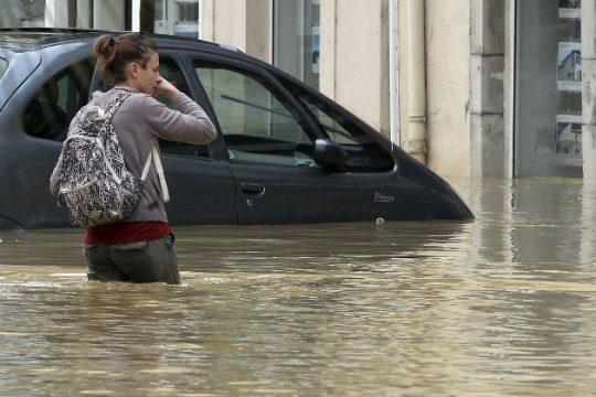 Μαζικές εκκενώσεις κάμπινγκ λόγω πλημμυρών στη Γαλλία