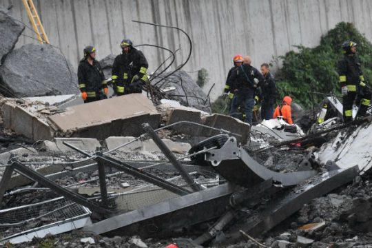 Ολονύχτιες έρευνες για επιζώντες στη Γένοβα