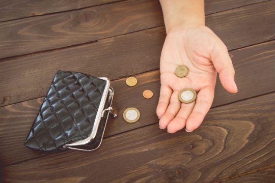 Η φτώχεια έχει φύλο: πλήττει περισσότερο τις γυναίκες