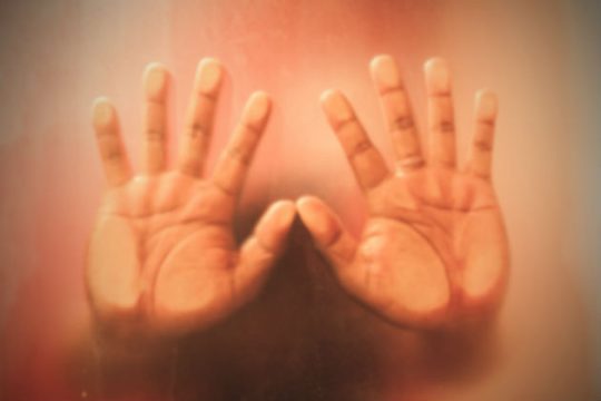 Δεκαετής κάθειρξη για βιασμό ανηλίκου που εξέδιδε η μητέρα του