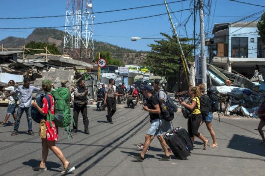 Επιχείρηση εκκένωσης μετά τον σεισμό στην Ινδονησία