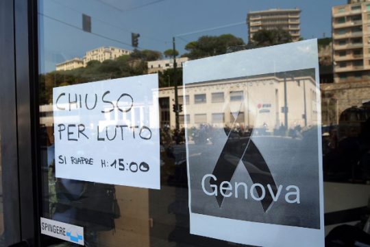 Θλίψη και υποσχέσεις πάνω στα συντρίμμια