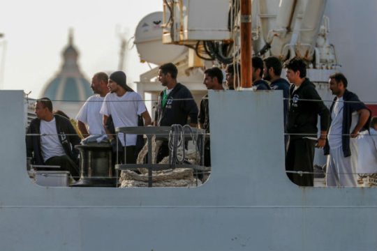 Βουλευτής της Αριστεράς εκθέτει την ιταλική ακτοφυλακή