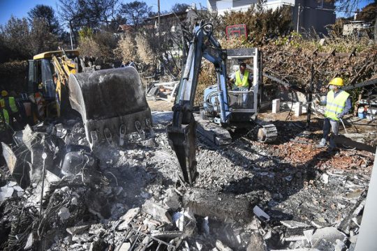 Με ταχείς ρυθμούς η έρευνα για τα αίτια και οι κατεδαφίσεις