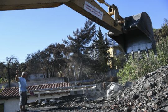 Οι πρώτες κατεδαφίσεις «κόκκινων» σπιτιών στο Μάτι