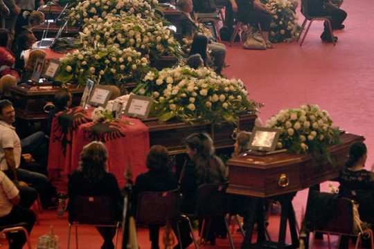 Με οργή και «εμπάργκο» οι κηδείες