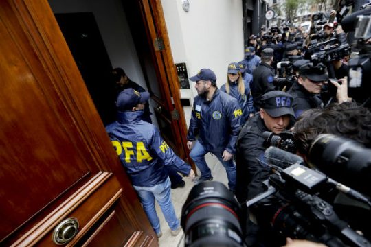 Έφοδος της αστυνομίας σε διαμέρισμα της πρώην προέδρου της Αργεντινής