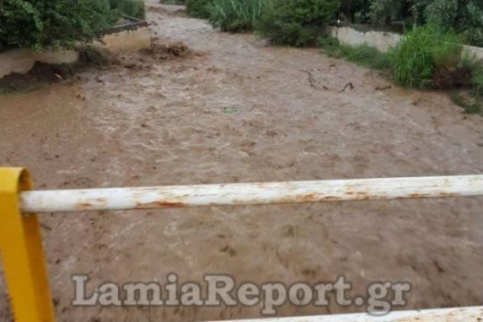 Φούσκωσαν τα ρέματα και πλημμύρισαν καλλιεργήσιμες εκτάσεις στη Λαμία