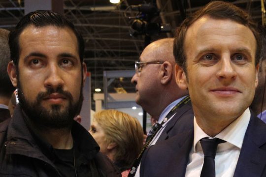 Ο Μακρόν «επέζησε» της μομφής, αλλά η φουρτούνα παραμένει