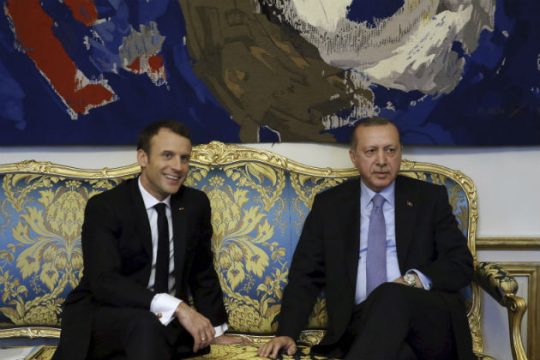 Στην Ε.Ε. το βλέμμα Ερντογάν με ανοιχτό το μέτωπο με τις ΗΠΑ