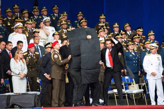 Σενάρια συνωμοσίας πίσω από την απόπειρα κατά του Μαδούρο