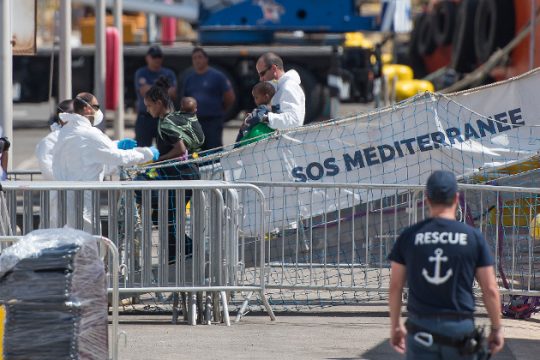 Η Μάλτα σώζει μετανάστες, ο Σαλβίνι διαμαρτύρεται
