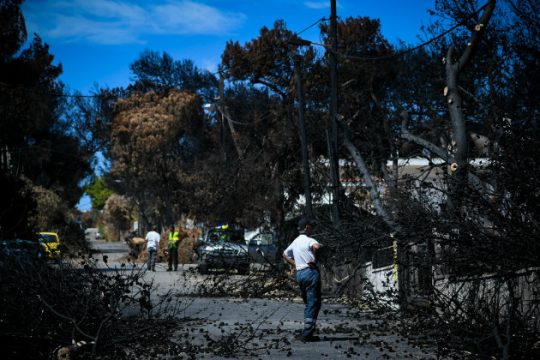 Ζητάει ντοκουμέντα για τη φονική πυρκαγιά