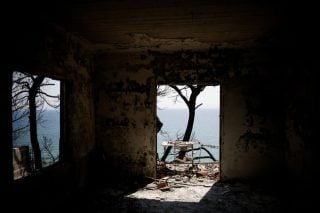 Πάνω σε μια εκατόμβη νεκρών από πυρκαγιά