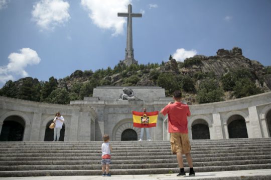 «Αποκαθηλώνουν» επιτέλους τον Φράνκο