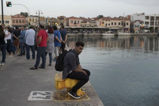 Προσφυγή για την «παραλία μόνο για Ελληνες» στη Λέσβο