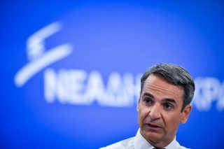 Κρεσέντο λαϊκισμού από τον αρχηγό της Ν.Δ. για τη μεταγωγή Κουφοντίνα