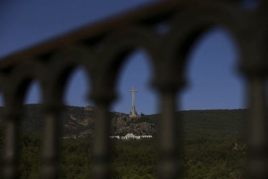 Τα εγγόνια του Φράνκο υπόσχονται ότι θα σταματήσει η εκταφή του