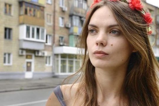 Η γυμνόστηθη επαναστάτρια