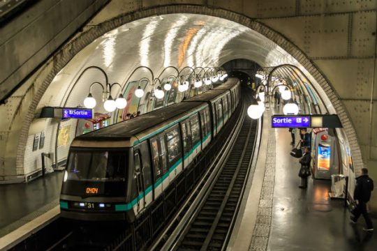 Αναγκαστική εκκένωση του παρισινού μετρό μέσα στο σκοτάδι