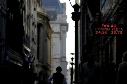 Σε ελεύθερη πτώση το πέσο στην Αργεντινή