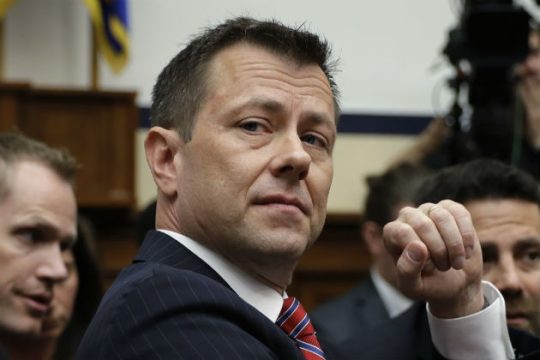 Απολύθηκε πράκτορας του FBI για προεκλογικά sms κατά Τραμπ