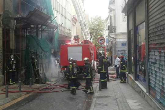 Πυρκαγιά σε εγκαταλελειμμένο κτίριο στο κέντρο της Αθήνας