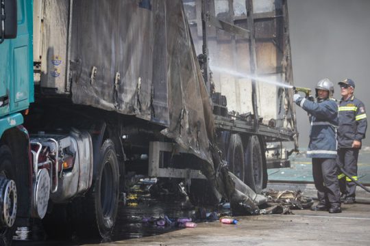 Δυο-τρία φορτηγά εμποδίζουν την πυρόσβεση